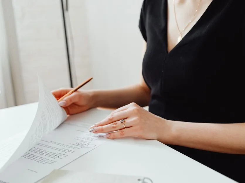 Personne qui relit un contrat d’assurance